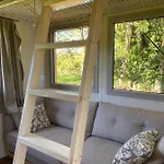 Jolie Tiny House Sous Les Grands Arbres *
