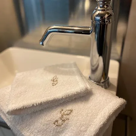 Jolie Tiny House Sous Les Grands Arbres