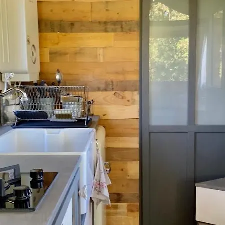 Jolie Tiny House Sous Les Grands Arbres * שולה
