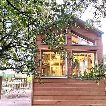Jolie Tiny House Sous Les Grands Arbres Cholet